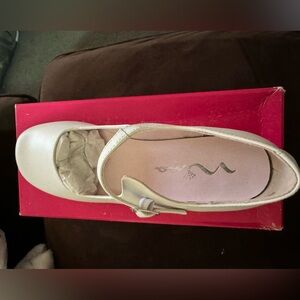 Brand new Nina Merrilyn White Patent girls shoes size 2M